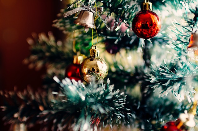 vánoční stromek s ozdobami