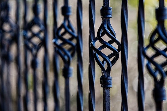 kovaný plot
